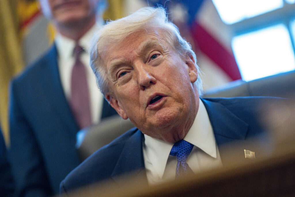 Trump afirmă că vrea să „pună mâna pe petrolul din Iran”