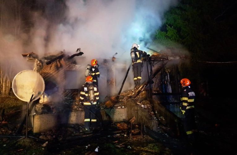 Trupul unui bărbat, găsit carbonizat după un incendiu într-o casă din Argeș