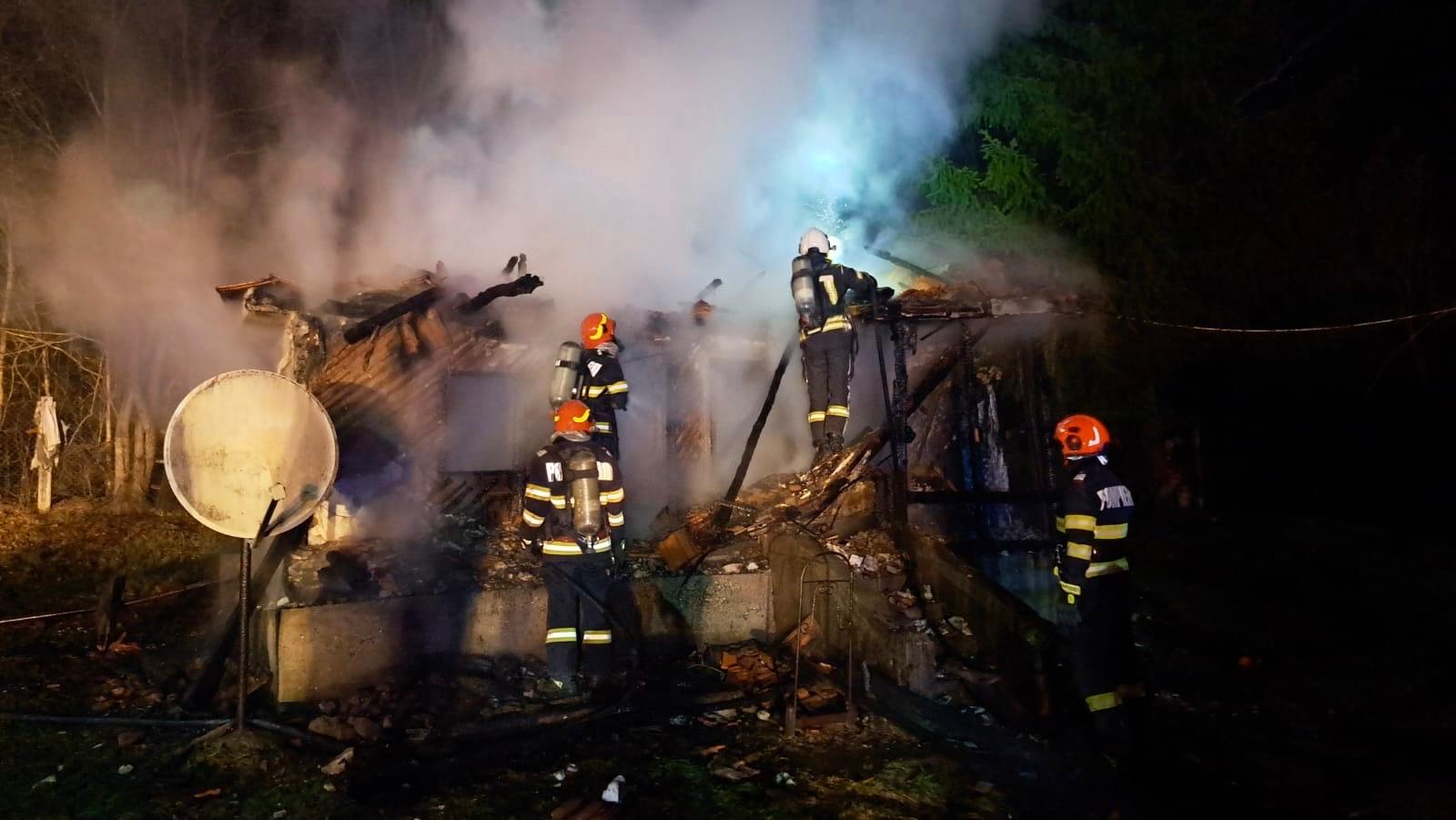 Trupul unui bărbat, găsit carbonizat după un incendiu într-o casă din Argeș