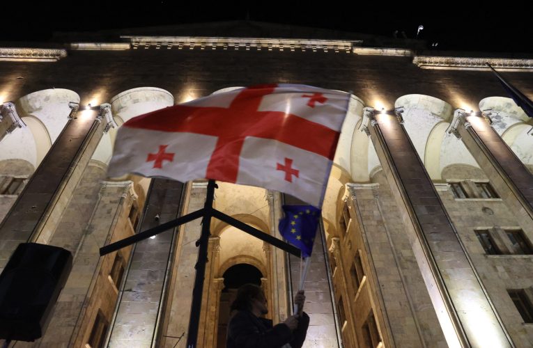 UE suspendă călătoriile fără viză pentru oficialii georgieni, din cauza regresului democratic al țării