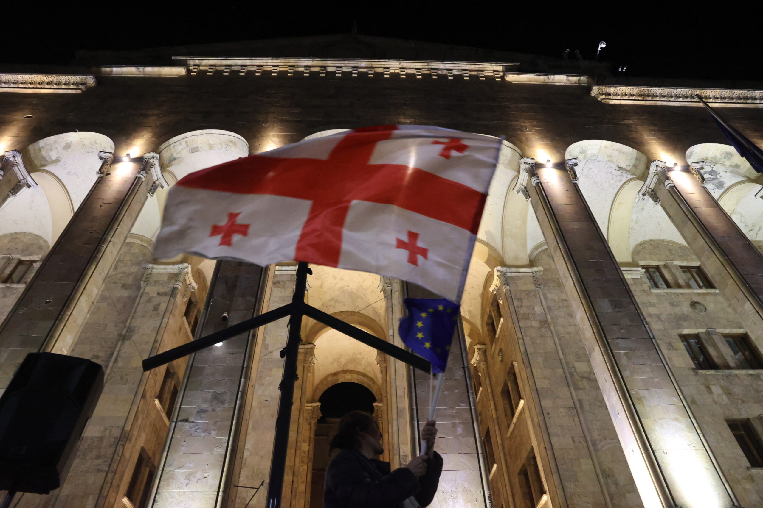 UE suspendă călătoriile fără viză pentru oficialii georgieni, din cauza regresului democratic al țării