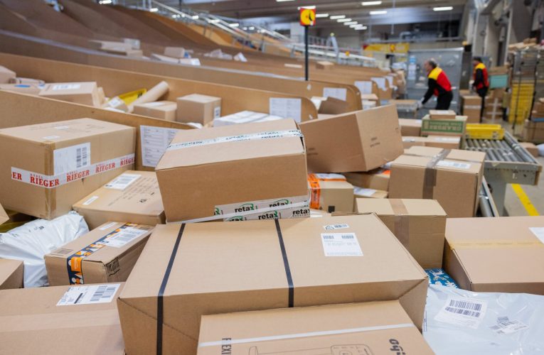 UE va percepe o taxă de manipulare pentru coletele mici provenite din afara blocului. De când ar putea intra în vigoare măsura