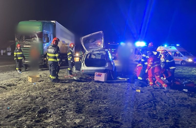 Un băiat de 10 ani a murit în urma unui accident între o mașină și un TIR plin cu paleți