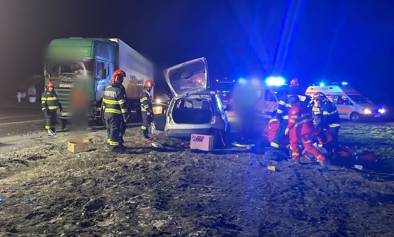 Un băiat de 10 ani a murit în urma unui accident între o mașină și un TIR plin cu paleți