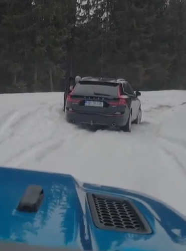 Un bărbat cu soția sa au rămas înzăpeziți pe Transalpina, în zona Pasul Tărtărău