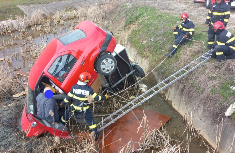 Un bărbat s-a prăbușit cu mașina într-un canal lângă barajul Slăvitești, din Vâlcea