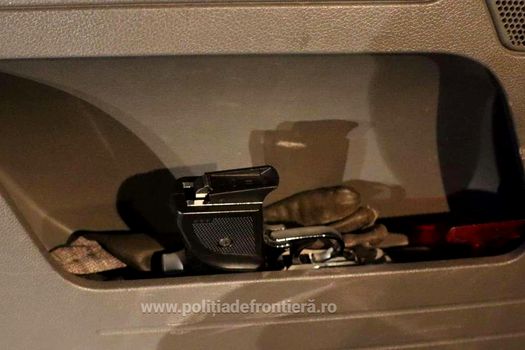Un bulgar a vrut să intre cu o armă în România, ascunsă în portiera mașinii