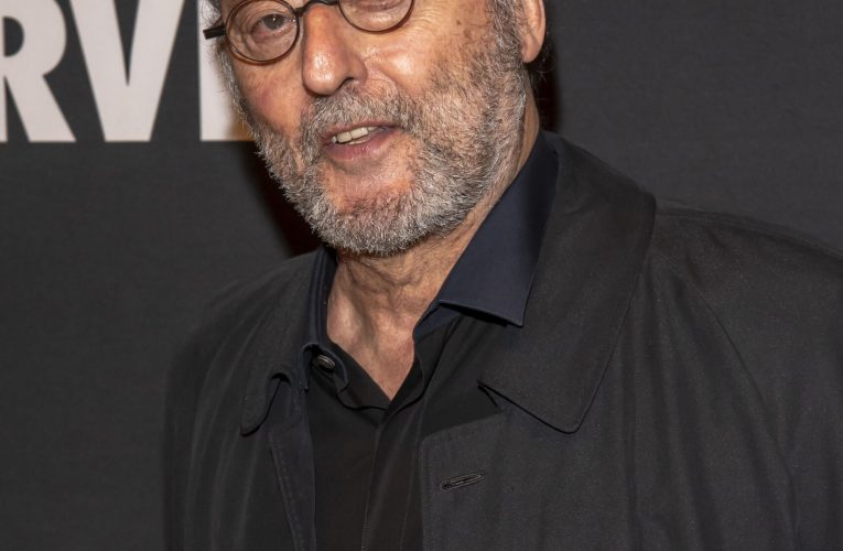 Un inginer a fost înșelat cu 350.000 de euro de falsă reclamă cu celebrul actor francez Jean Reno
