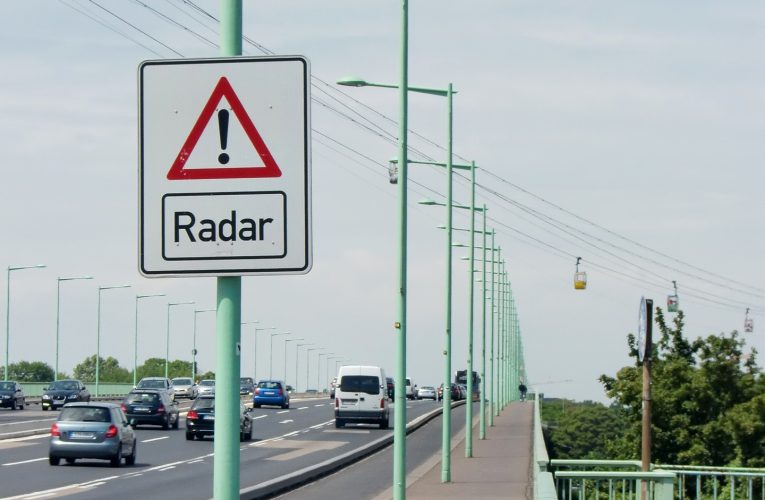 Un șofer a plătit o amendă de 120.000 de euro pentru că a condus cu 59 km/h. Limita în zona este 30 km/h