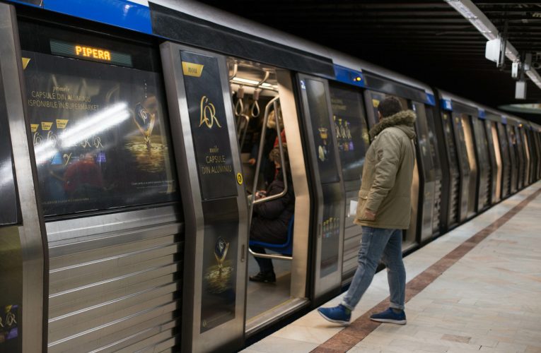 Un tânăr a murit după ce s-a aruncat în fața metroului în stația Piața Unirii 2