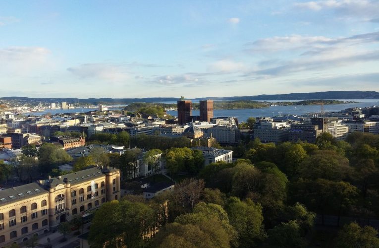 Unul dintre cele mai verzi orașe din Europa impresionează prin peisaje ce amintesc de un parc național