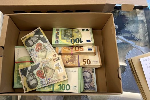 UPDATE. Șeful ARR, reținut de DNA/ 500.000 de euro au fost găsiți de procurorii DNA la perchezițiile care îl vizează pe șeful ARR/ Banii, în cutii pentru pantofi, valize, pe mobila de bucătărie