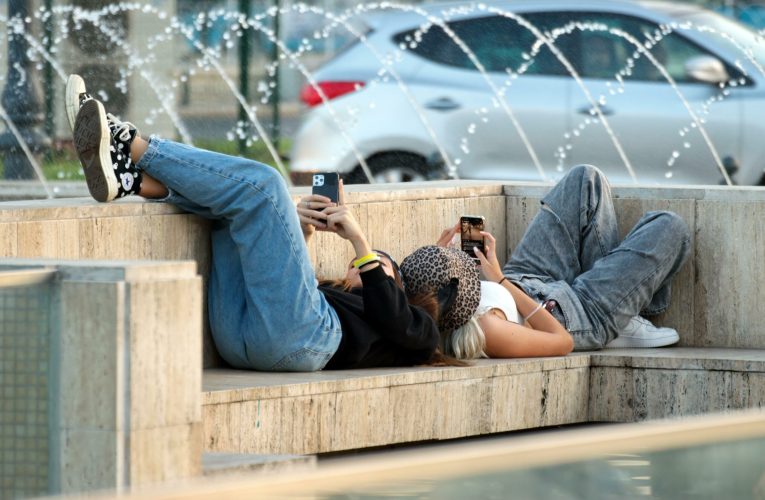 Utilizarea excesivă a rețelelor sociale afectează starea de bine a tinerilor, arată un raport