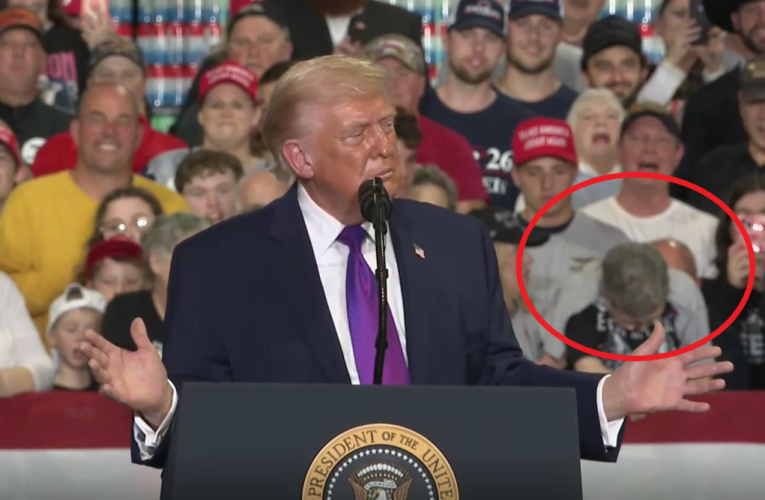 VIDEO Discursul lui Donald Trump, întrerupt după o urgență medicală