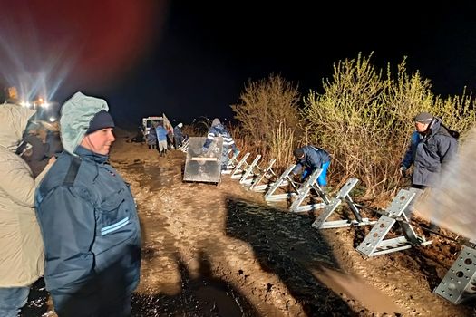 Viitură pe râul Putna, în plină desfășurare: diguri mobile și saci de nisip la Mircești