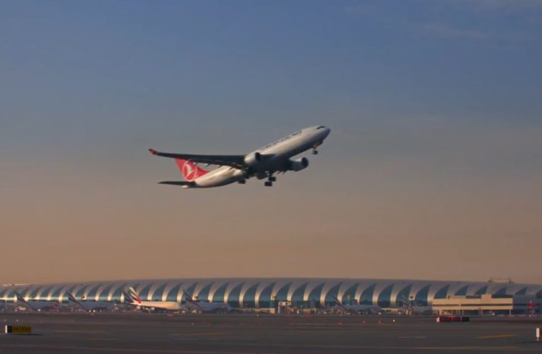 Zborurile de pe aeroportul din Dubai revin treptat după un incident cu dronă în apropierea pistei