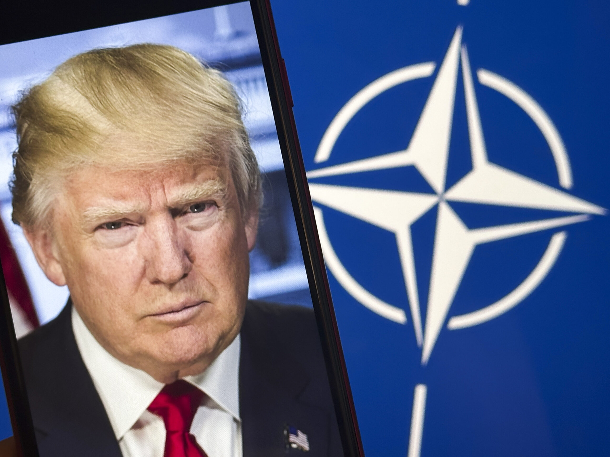 16 foști ambasadori ai SUA îl avertizează pe Trump asupra riscurilor ieșirii din NATO