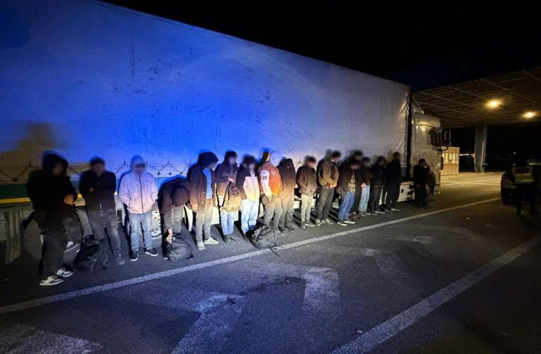 16 migranți din Irak și Siria, descoperiți într-un camion de marfă la Nădlac