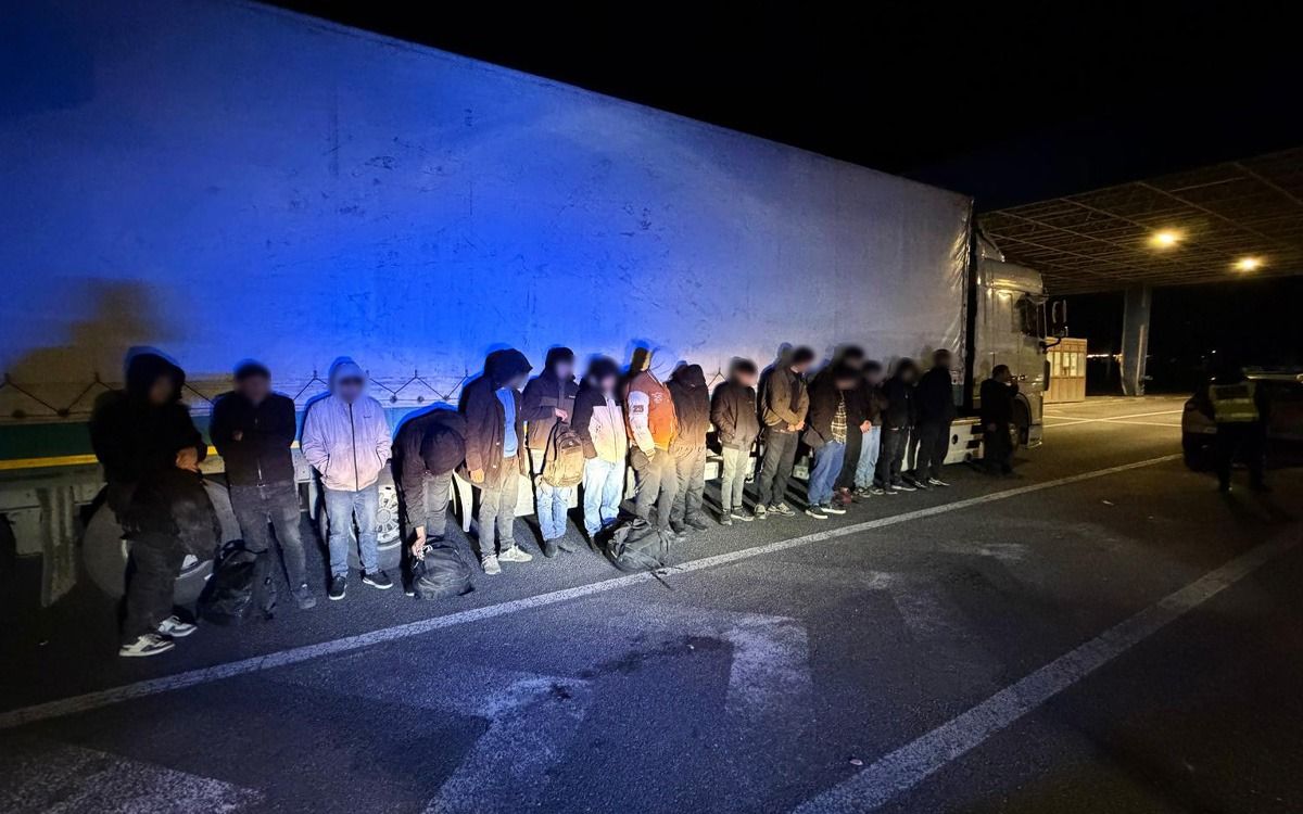 16 migranți din Irak și Siria, descoperiți într-un camion de marfă la Nădlac