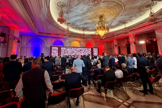 A început consultarea PSD. Social-democrații votează retragerea sprijinului pentru premierul Bolojan. Ministru PSD: „Suntem deja într-o criză economică” UPDATE: PNL convoacă liderii partidului