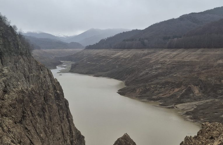 A început reumplerea lacului de acumulare Vidraru. Bogdan Ivan anunță când se va încheia procesul