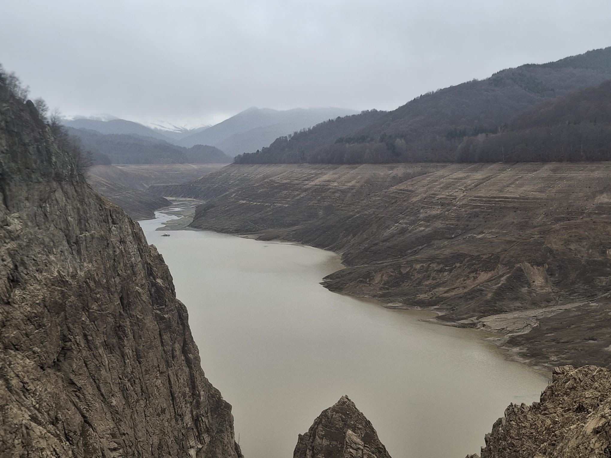 A început reumplerea lacului de acumulare Vidraru. Bogdan Ivan anunță când se va încheia procesul