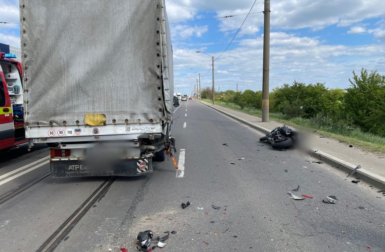 Accident grav în Cluj-Napoca: două persoane rănite după impactul dintre o autoutilitară și o motocicletă