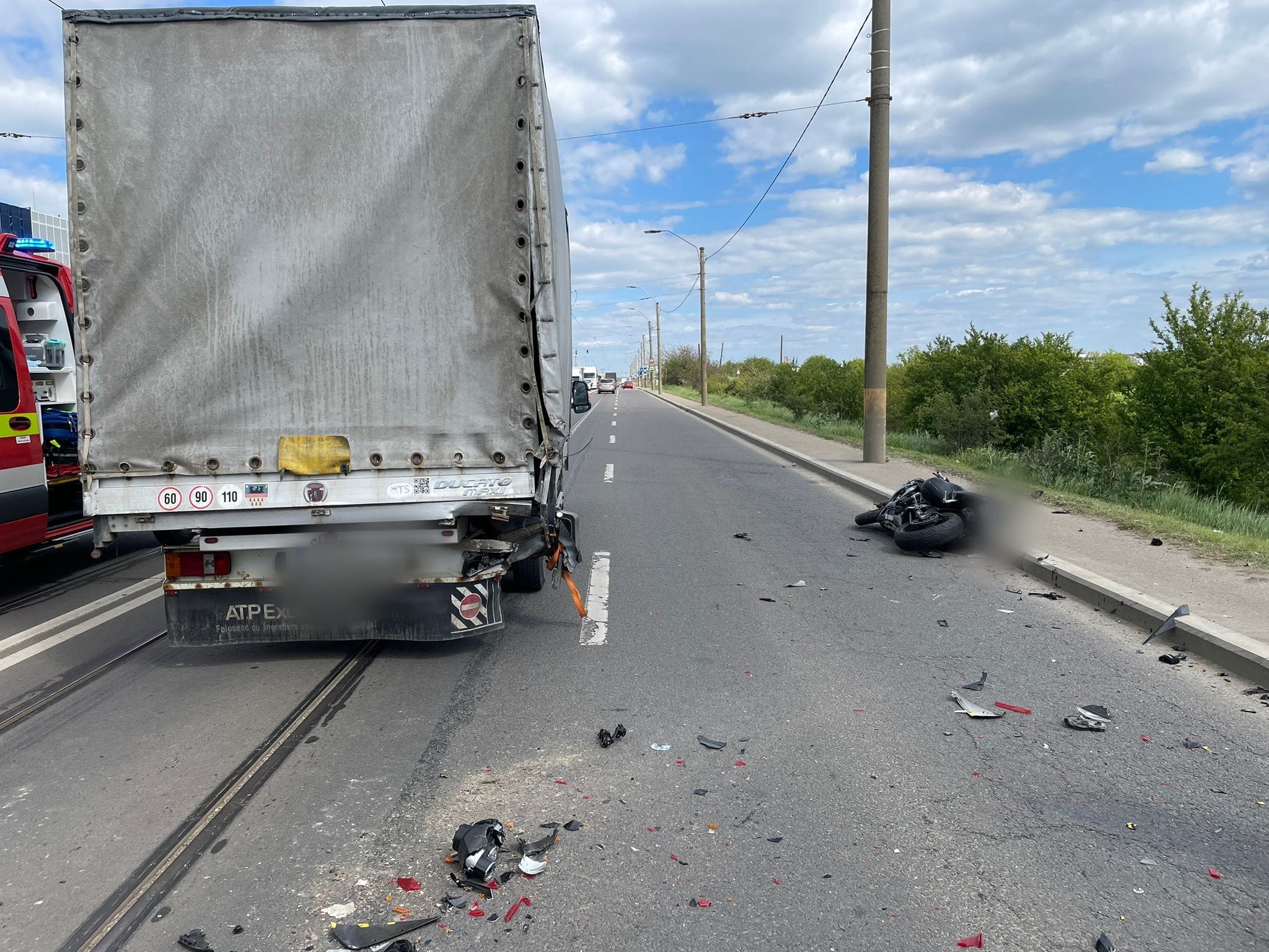 Accident grav în Cluj-Napoca: două persoane rănite după impactul dintre o autoutilitară și o motocicletă