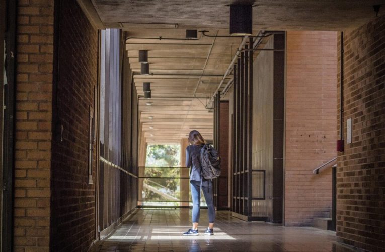 Alarmă la o școală din Scoția după ce mai mulți imigranți au fotografiat elevele aflate în pauză