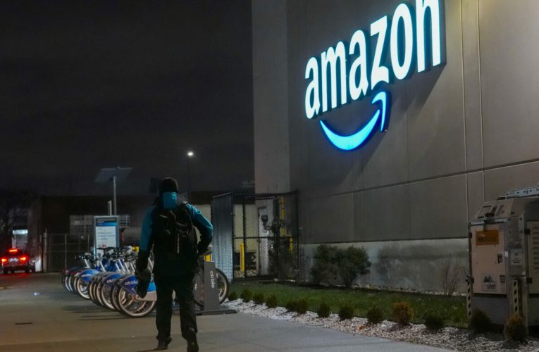 Amazon încheie un acord cu Serviciul Poștal al SUA pentru un miliard de colete pe an