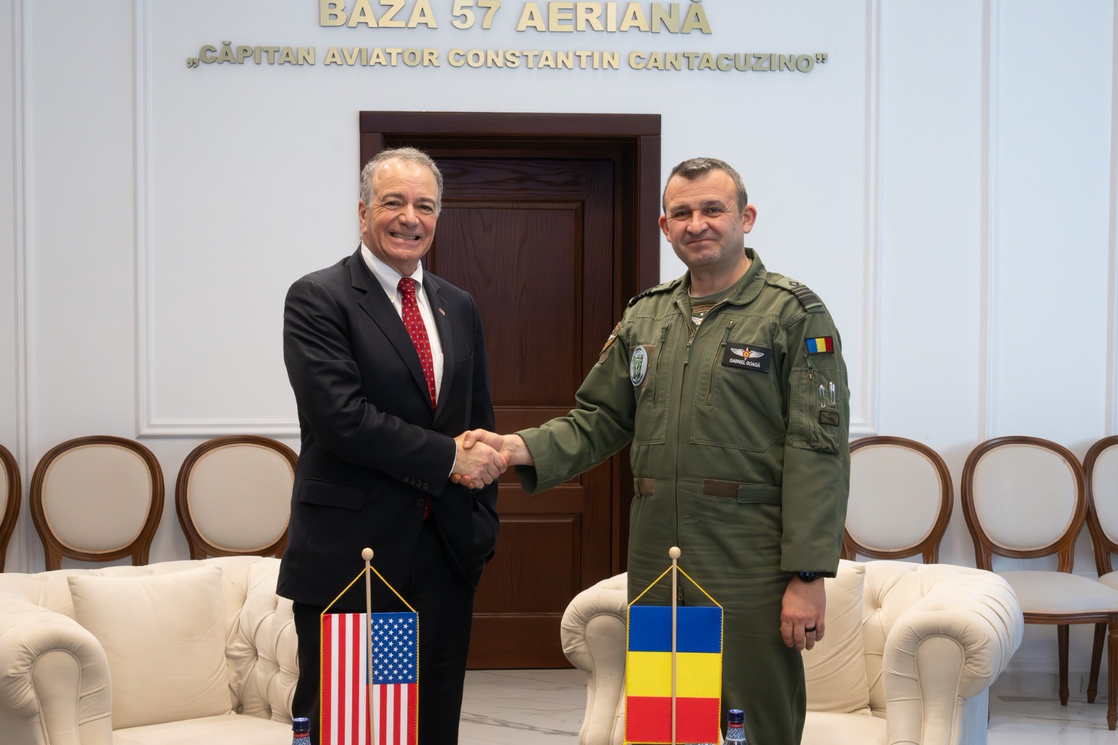 Ambasadorul SUA în România, în vizită la Baza Aeriană Mihail Kogălniceanu. S-a întâlnit cu trupele americane