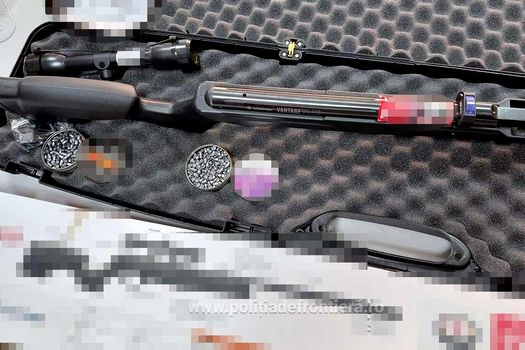 Armă cu aer comprimat și proiectile, descoperite într-un colet venit din Cehia pe Aeroportul Cluj