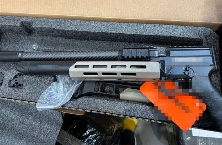 Arme cu aer comprimat găsite într-un colet trimis din Olanda pe Aeroportul Otopeni