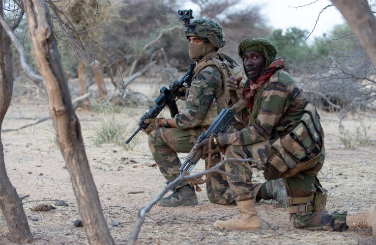 Atacuri coordonate în Mali: militanți islamiști și separatiști lovesc simultan mai multe orașe