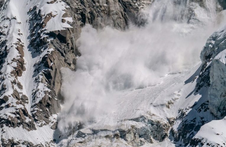 Avertisment ANM: Risc însemnat de avalanșe la munte. Pot fi declanșate chiar de turiști și schiori