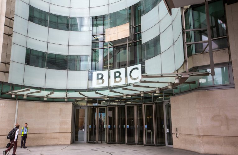 BBC va face cea mai mare reducere de personal din ultimii 15 ani: Va renunța la aproape 10% din angajați