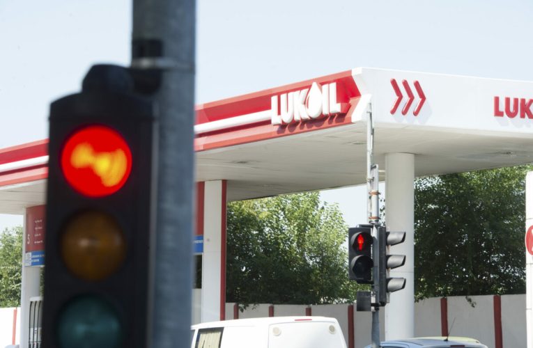 Benzinăriile Lukoil din afara Rusiei, inclusiv cele aproximativ 300 din România, au primit o nouă amânare de la aplicarea sancțiunilor americane. Licența expira la finalul lunii
