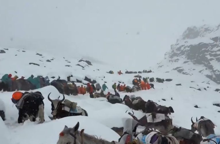 Blocaj pe Everest: un uriaș de gheață ține sute de alpiniști captivi la Tabăra de Bază