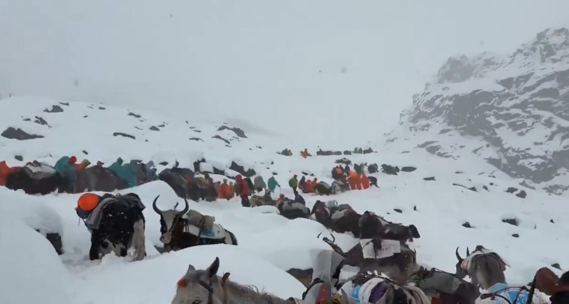Blocaj pe Everest: un uriaș de gheață ține sute de alpiniști captivi la Tabăra de Bază