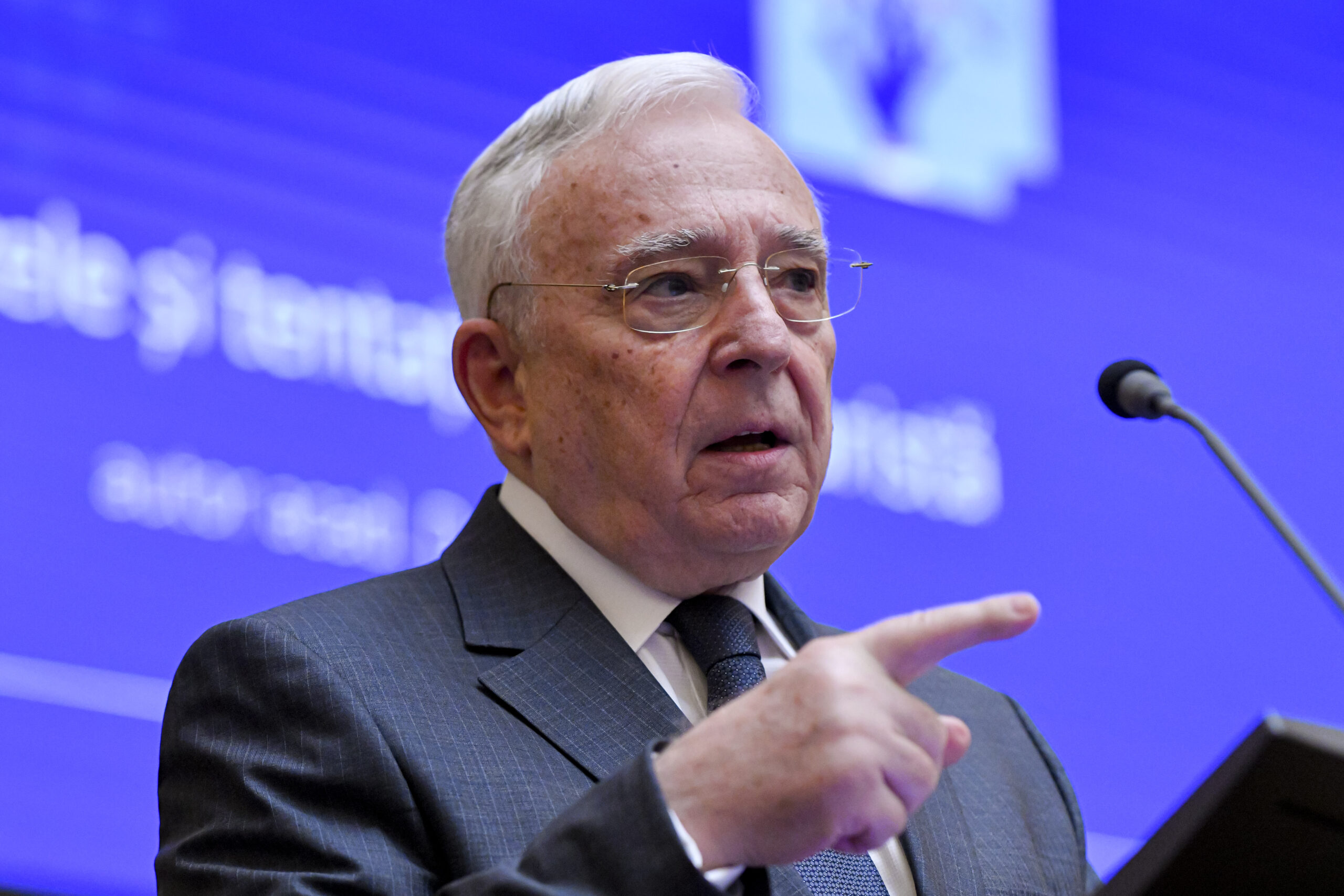 Bloomberg: România a cheltuit 1 miliard de euro pentru a-și apăra moneda în timpul declinului global din martie