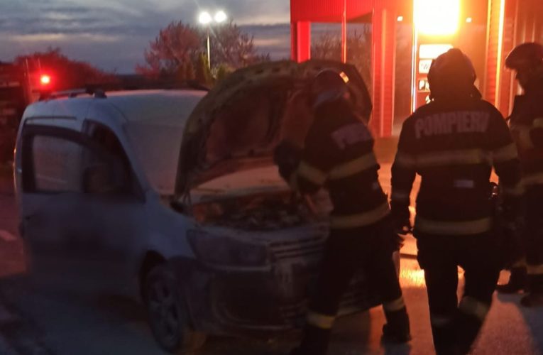 Botoșani: Mașina cu care părinții își duceau copilul la spital a luat foc pe drum