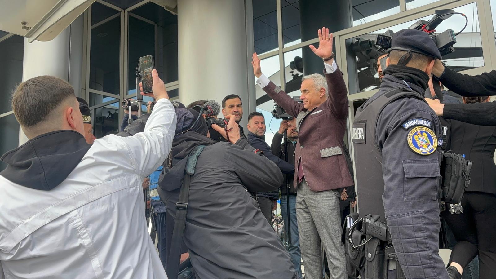 Călin Georgescu: Un guvern de găini speriate, care scarmă în țărână, încercând să arate că pot zbura