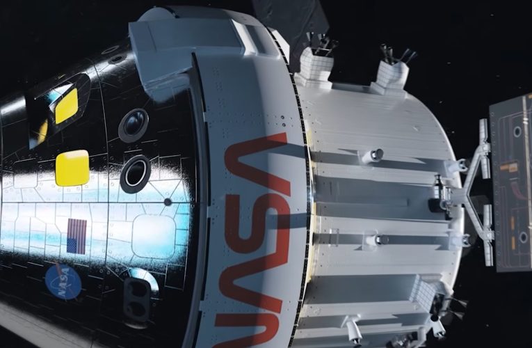 Capsula Orion, cu cei patru astronauți care au plecat spre Lună, văzută de pe o terasă din București