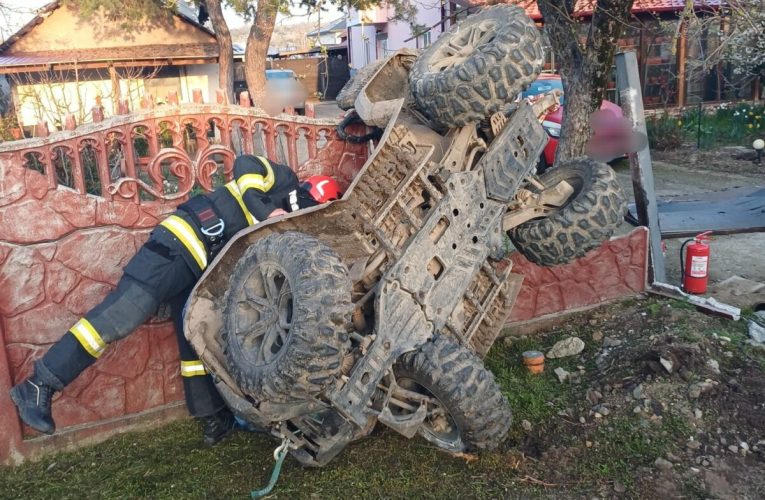Cascadorie nedorită în a doua zi de Paște. Un ATV s-a răsturnat și a ajuns pe un gard