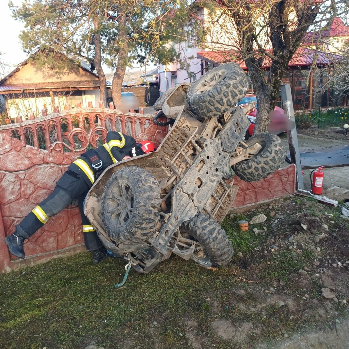 Cascadorie nedorită în a doua zi de Paște. Un ATV s-a răsturnat și a ajuns pe un gard