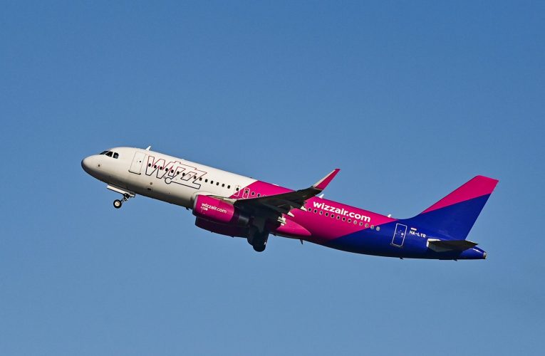 Creșterea prețului combustibilului afectează companiile aeriene low-cost. Wizz Air și airBaltic, sub presiune financiară