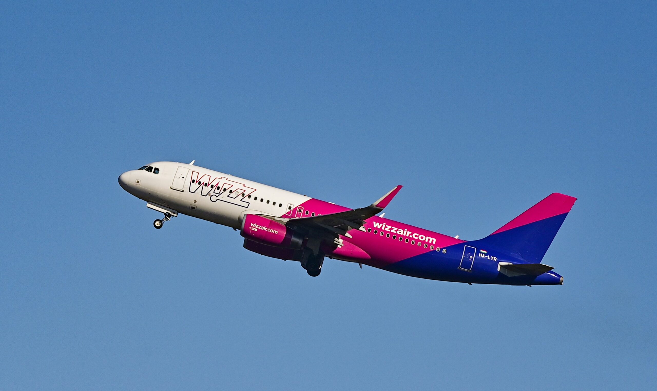 Creșterea prețului combustibilului afectează companiile aeriene low-cost. Wizz Air și airBaltic, sub presiune financiară
