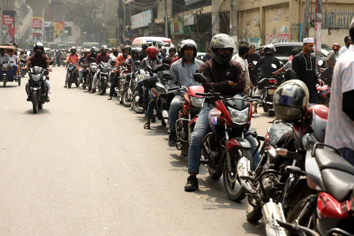 Crime, panică și jafuri în Asia, din cauza lipsei combustibilului. În cel mai aglomerat stat din lume angajații benzinăriilor au fost uciși de șoferi furioși