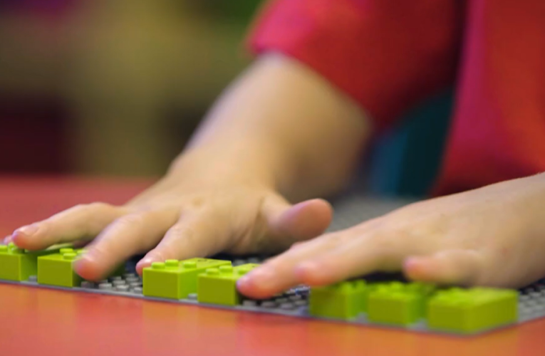 Cum a reușit un nevăzător să ajută alte persoane cu deficiențe de vedere să construiască Lego