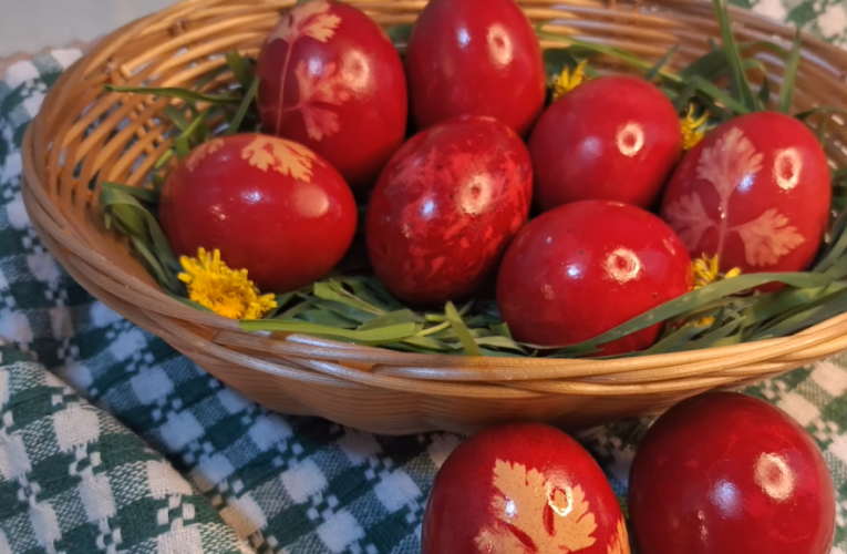 Cum se vopsesc ouăle de Paște natural: Trucuri cu coji de ceapă, sfeclă sau varză roșie
